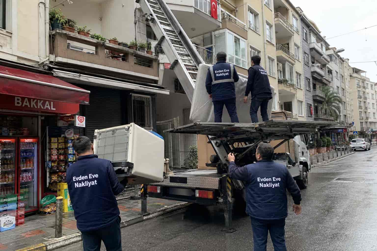 Personelli mobil asansör nakliye operasyonu